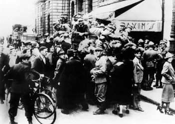 Żołnierze niemieccy przed restauracją Maxims, Paryż, lipiec 1940