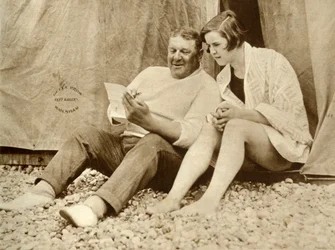 Gertrude Ederle otrzymuje rady od swojego trenera Jabeza Wolffa, 1926, 1935