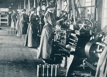 Dziewczęce uzbrojone robotnice przy tokarkach w szkockim młynie, ok. 1914 r.