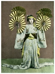Dziewczyna wykonująca taniec wachlarzowy, Japonia, 1904