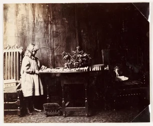 Dziewczynka bawiąca się zestawem zabawek Arka Noego, ok. 1905 r.