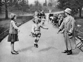 Dziewczyna skacząca, Hyde Park, Londyn, 1926-1927