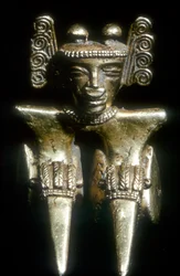 Złota siedząca figura prekolumbijska, Quimbaya, Kolumbia, przed XIV-XV w.