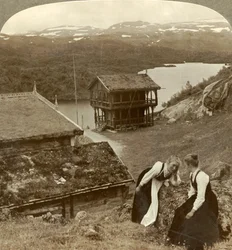 Plotki w przydrożnej gospodzie w Botten, z widokiem na jezioro Voxli - widok na góry Haukeli, Norwegia,