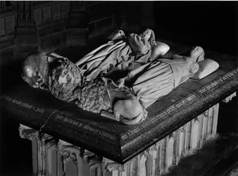 Sztuka gotycka: Gisants autorstwa Karola I Burbon (1401-1457) i Agnes of Burgundy (1407-1476) wyrzeźbiona przez Jacquesa Morela (1417-1459). 1448-1453. Kościół św. Piotra de Souvigny (Allier).