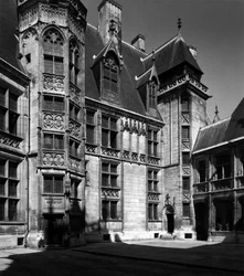 Architektura gotycka: fasada wewnętrznego dziedzińca pałacu Jacques Coeur (1395-1456), kupca z Bourges.