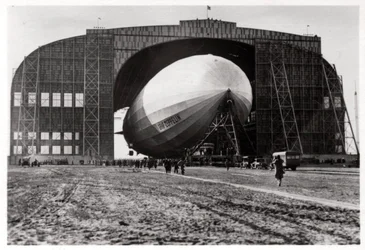 Graf Zeppelin przymocowany do ruchomego masztu kotwicznego, Lakehurst, New Jersey, USA, 1930, 1933