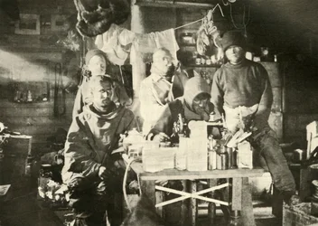 Grupa w chacie latem: Joyce przy maszynie do szycia, 1908, 1909.