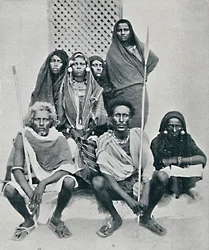 Grupa mężczyzn i kobiet Danakil z włoskiego portu, Zatoka Assab, Erytrea, 1912 r.
