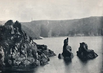 Guernsey - Zatoka Moulin Huet, ze skałami psa i lwa, 1895