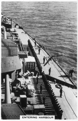 HMS Nelson wchodzący do portu w Portsmouth, 1937