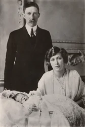 J.Ś. Księżniczka Mary i wicehrabia Lascelles z synem, George Henry Hubert Lascelles, 1923.