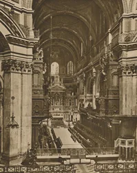 Ołtarz główny św. Pawła widziany z długiej perspektywy chóru, ok. 1935.
