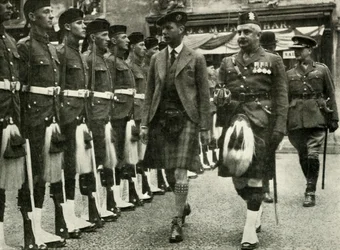 Jego Wysokość przeprowadza inspekcję straży honorowej Czarnego Zegarka w Perth w sierpniu 1935 roku.