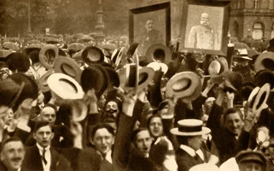 Hoch the Kaiser!: wiwatujące tłumy na ulicach, Berlin, Niemcy, 4 sierpnia 1914, 1933.
