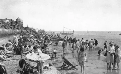 Urlopowicze na wybrzeżu Bognor Regis, West Sussex, ok. 1900-1920