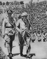 Dom przez pola bitew — pan Churchill w starożytnym rzymskim amfiteatrze w Kartaginie, 1943-44