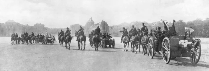 Artyleria konna przechodząca obok Pałacu Wersalskiego, Francja, sierpień 1914