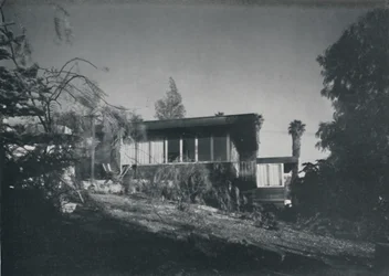Dom w Los Angeles autorstwa Richarda J. Neutry. - Widok na patio i ogród, 1942