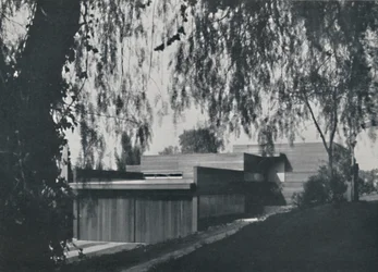 Dom w Los Angeles autorstwa Richarda J. Neutry. - Aspekt z podejścia drogowego, 1942
