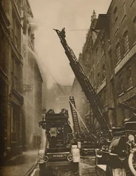 Jak londyńska straż pożarna staje w szranki ze swoim wrogiem, c1935.