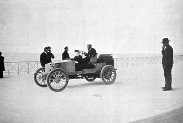 Hubert le Blon w swoim wagonie parowym Gardner-Serpollet, Nicea, 1903
