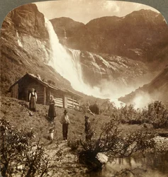 Skromny górski dom u podnóża klifów, gdzie wodospad Skiaeggedals przeskakuje 525 stóp, Norwegia, ok. 1905.