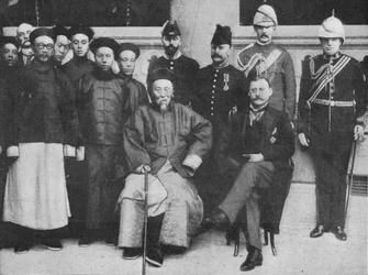 W Far Cathay - Ciekawa grupa w Hongkongu, zrobiona przed wyjazdem Li Hung do Pekinu, 1900