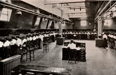 W dużej centrali telefonicznej, c1916