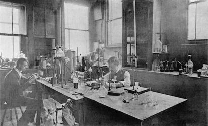 Laboratorium przemysłowe w Thomas Firth & Sons Norfolk Works, Sheffield, ok. 1900