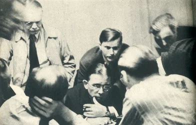 Wewnątrz niemieckiego obozu dla internowanych. Amerykanie słuchają Londynu., 1942.
