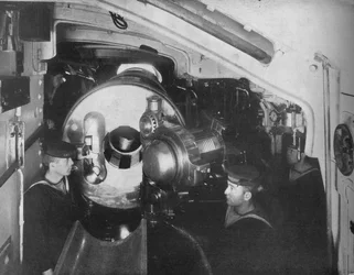 Wewnątrz Barbetty pancernika pokazującego otwarty zamek 135-calowego działa, 1914