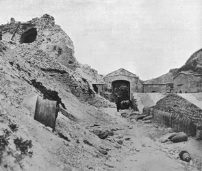 Wewnątrz zniszczonej fortecy Sedd el Bahr, 1915