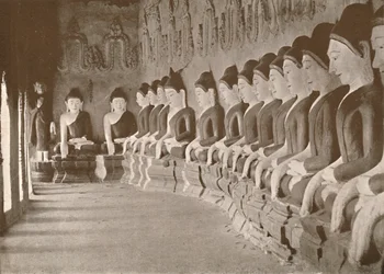 Wnętrze świątyni buddyjskiej, Sagaing, 1900.