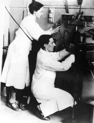 Irene Joliot-Curie i Frederic Joliot, francuscy fizycy, ok. 1935