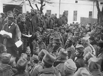 Wydawanie przepustek na kilkudniowy urlop w domu dla rannych wojsk serbskich pod Nisz, 1915