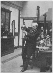 James Dewar, szkocki chemik i fizyk w swoim laboratorium, ok. 1890