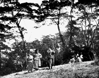 Japońskie dzieci bawiące się łukami, Korea, 1900