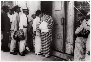 Japoński tłum patrzący do hangaru Zeppelin, Kasumigaura, Japonia, 1929 1933