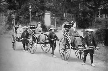 Japonki w rikszach ciągnięte przez kulisy, 1902