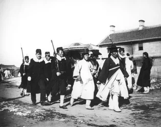 Japoński urzędnik w eskorcie żołnierzy, Korea, ok. 1900