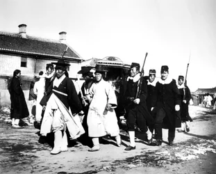 Japońscy urzędnicy i żołnierze, Korea, 1900