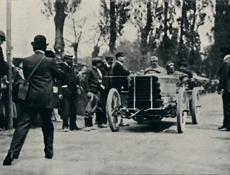 Jarrott przybywa do Bordeaux w wyścigu śmierci, 1937