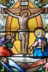 Jezus Chrystus na krzyżu. Witraż. Sanktuarium Matki Bożej z la Salette, La Salette-Fallavaux, Francja