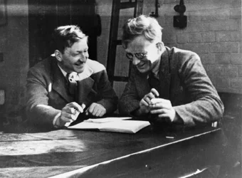 John Cockcroft i George Gamow, ok. 1930