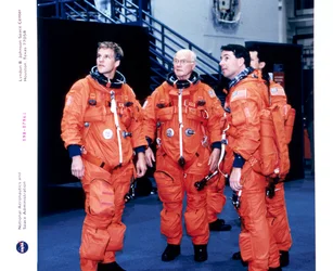 John H Glenn i członkowie załogi, czerwiec 1998
