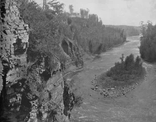 Rzeka Kaministiquia poniżej wodospadu Kakabeka, ok. 1897 r.