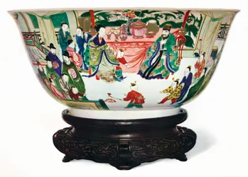 Miska Famille Verte z okresu Kangxi ze sceną dworu cesarskiego, chińska, ok. 1705