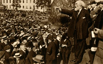 Keir Hardie wygłasza przemówienie na Trafalgar Square w Londynie, 2 sierpnia 1914, 1933.