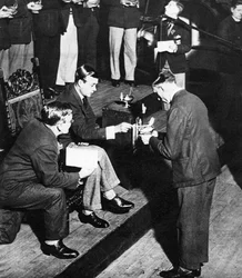 Król Edward VIII jako patron TOC H zapalający lampy pamięci, Westminster, 1936